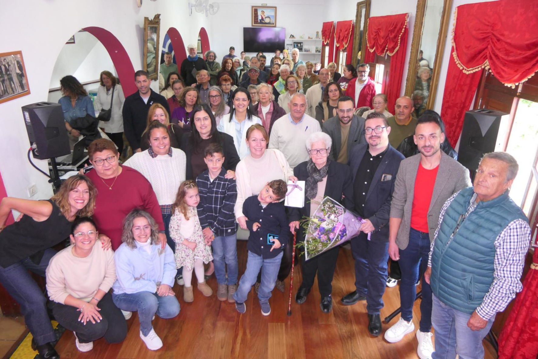 El Cabildo rinde homenaje a Mercedes Casañas en el Día Internacional de la Mujer