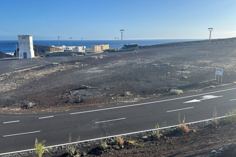 El Ayuntamiento de El Pinar licita la instalación de placas solares fotovoltaicas en la entrada del pueblo de La Restinga