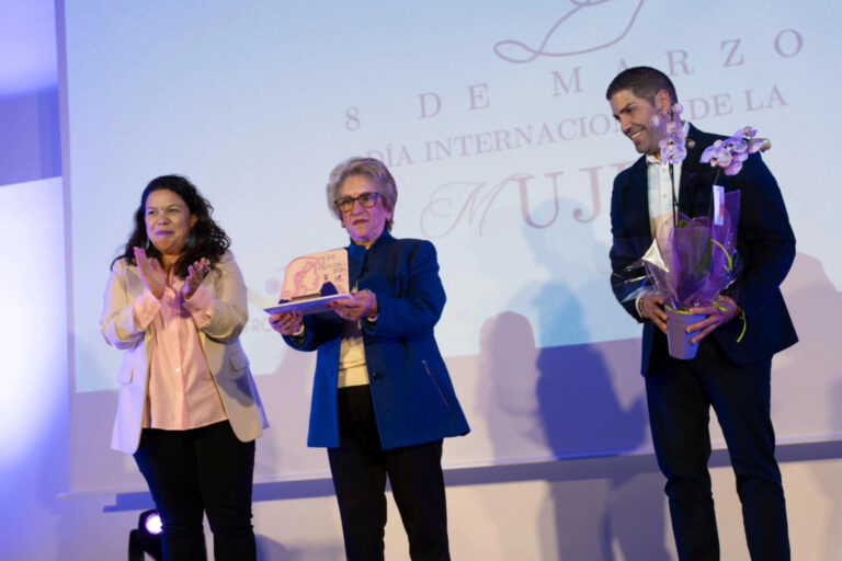 La Frontera entrega a Carmen Dolores Morales Castañeda “Loli” el premio Mujer La Frontera 2026 dentro de los actos del 8M en el municipio