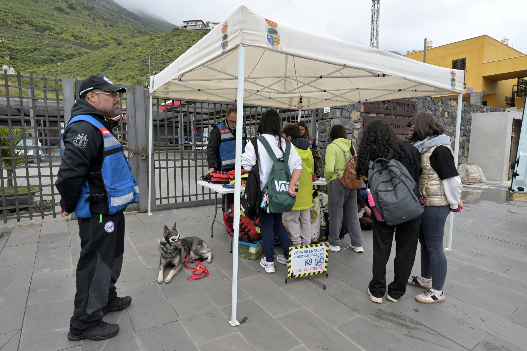 El Ayuntamiento de La Frontera firma un convenio con la Unidad Canina de Rescate de El Hierro para su inclusión en el Plan de Emergencia Municipal
