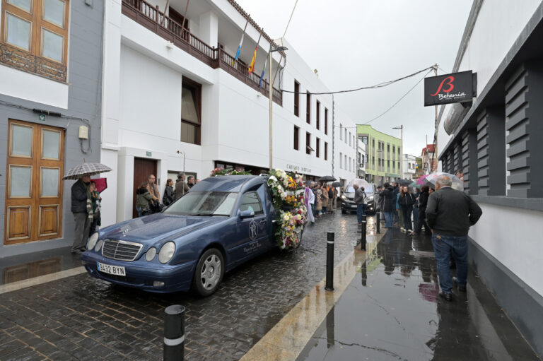La sociedad herreña despide a Inocencio Hernández González, expresidente del Cabildo de El Hierro