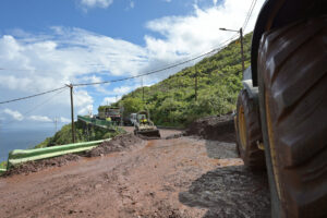Maquinaria pesada y operarios trabajan en el desescombro de la carretera de acceso principal del pueblo de Sabinosa