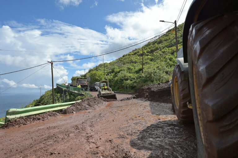 Maquinaria pesada y operarios trabajan en el desescombro de la carretera de acceso principal del pueblo de Sabinosa