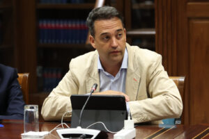 Casañas reclama más conexiones marítimas regulares entre El Hierro, La Gomera y La Palma