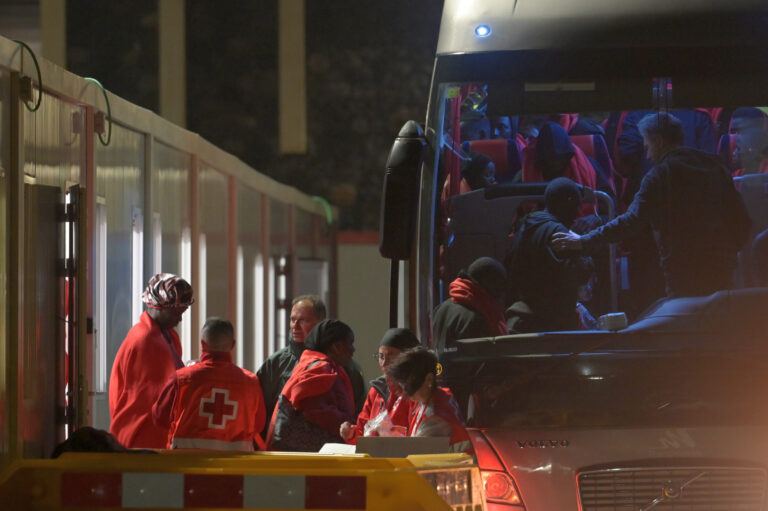 Arriba por sus propios medios un cayuco con 56 personas al muelle de La Restinga