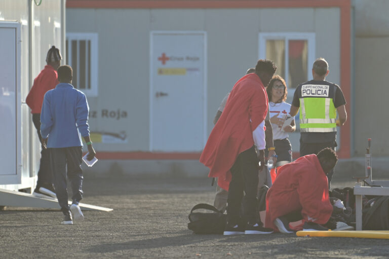 Arriba por sus propios medios un cayuco con 82 personas al muelle de La Restinga
