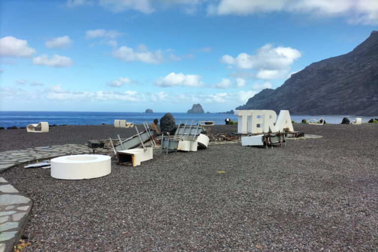 El Ayuntamiento de La Frontera renueva las gigantes con el nombre del municipio en el mirador de Puntagrande con tecnología de impresión 3D