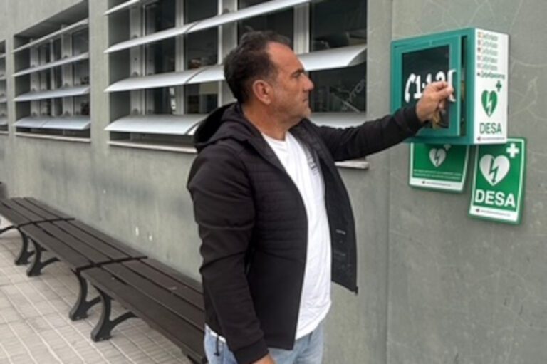 El Ayuntamiento de El Pinar instala un nuevo desfibrilador DESA en la zona de baño de Tacorón