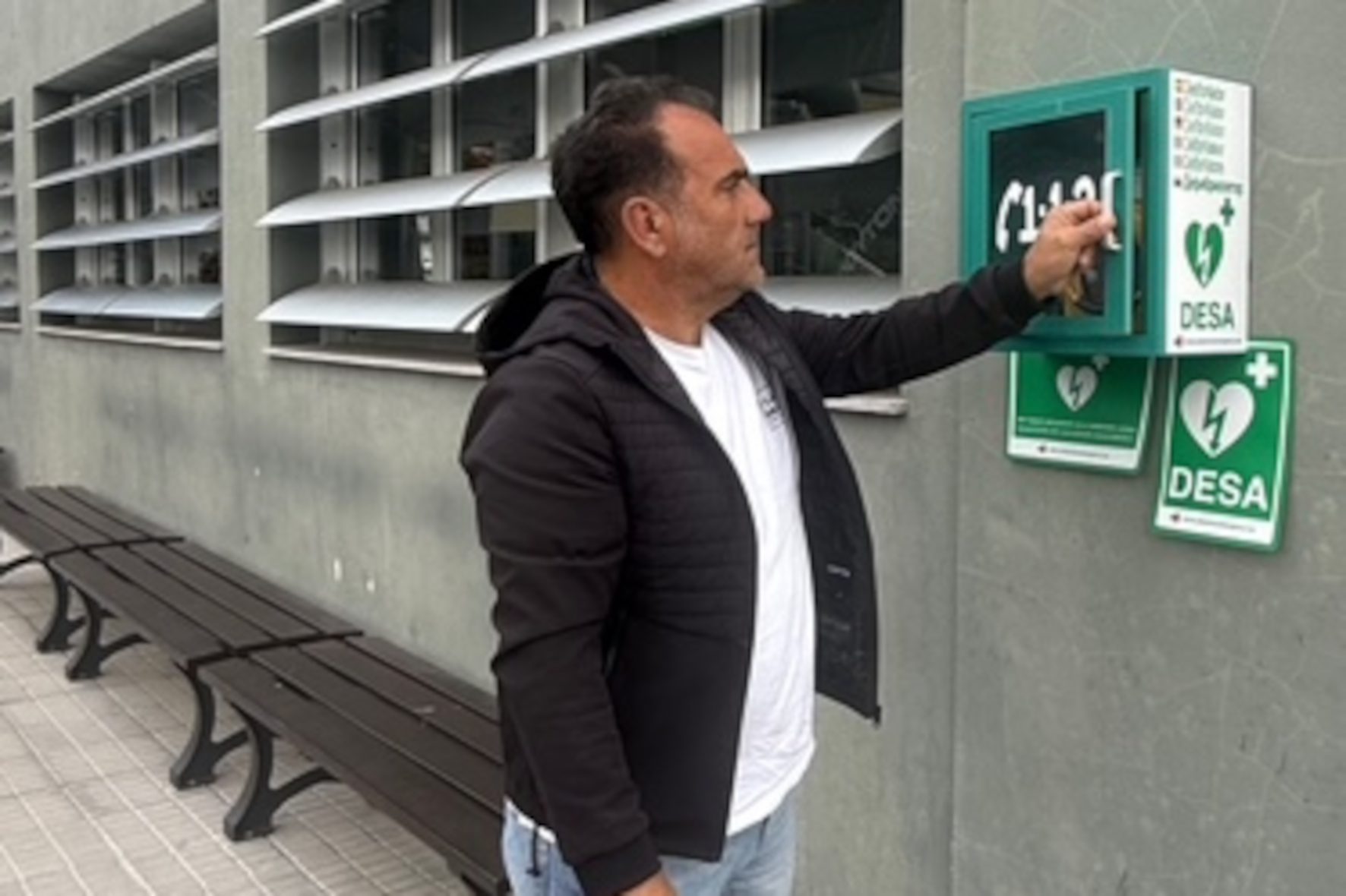 El Ayuntamiento de El Pinar instala un nuevo desfibrilador DESA en la zona de baño de Tacorón