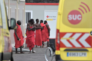 Salvamento Marítimo rescata un cayuco con 159 personas a bordo, en aguas próximas a El Hierro