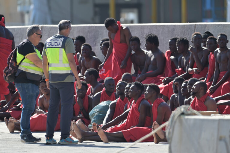 Arriba por sus propios medios un cayuco con 169 personas al puerto de La Estaca