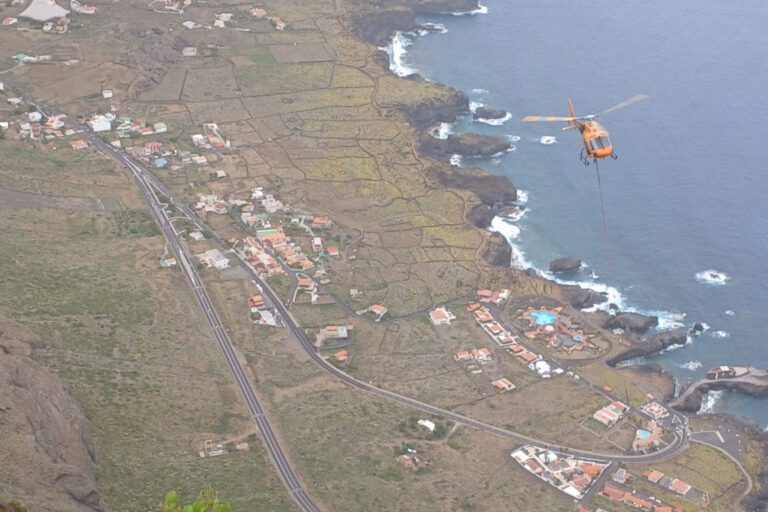 Continúan los trabajos de rehabilitación del Camino de La Peña con la intervención de medios aéreos