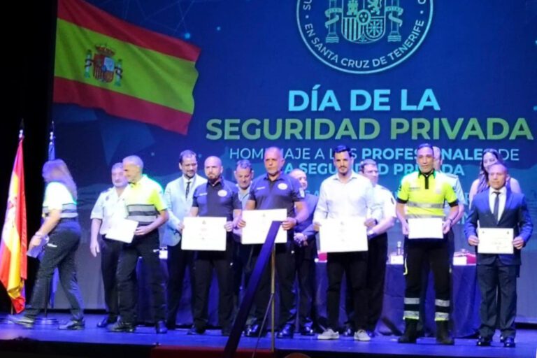 La delegación del Gobierno en Canarias distingue a dos agentes de vigilancia privada del aeropuerto de El Hierro