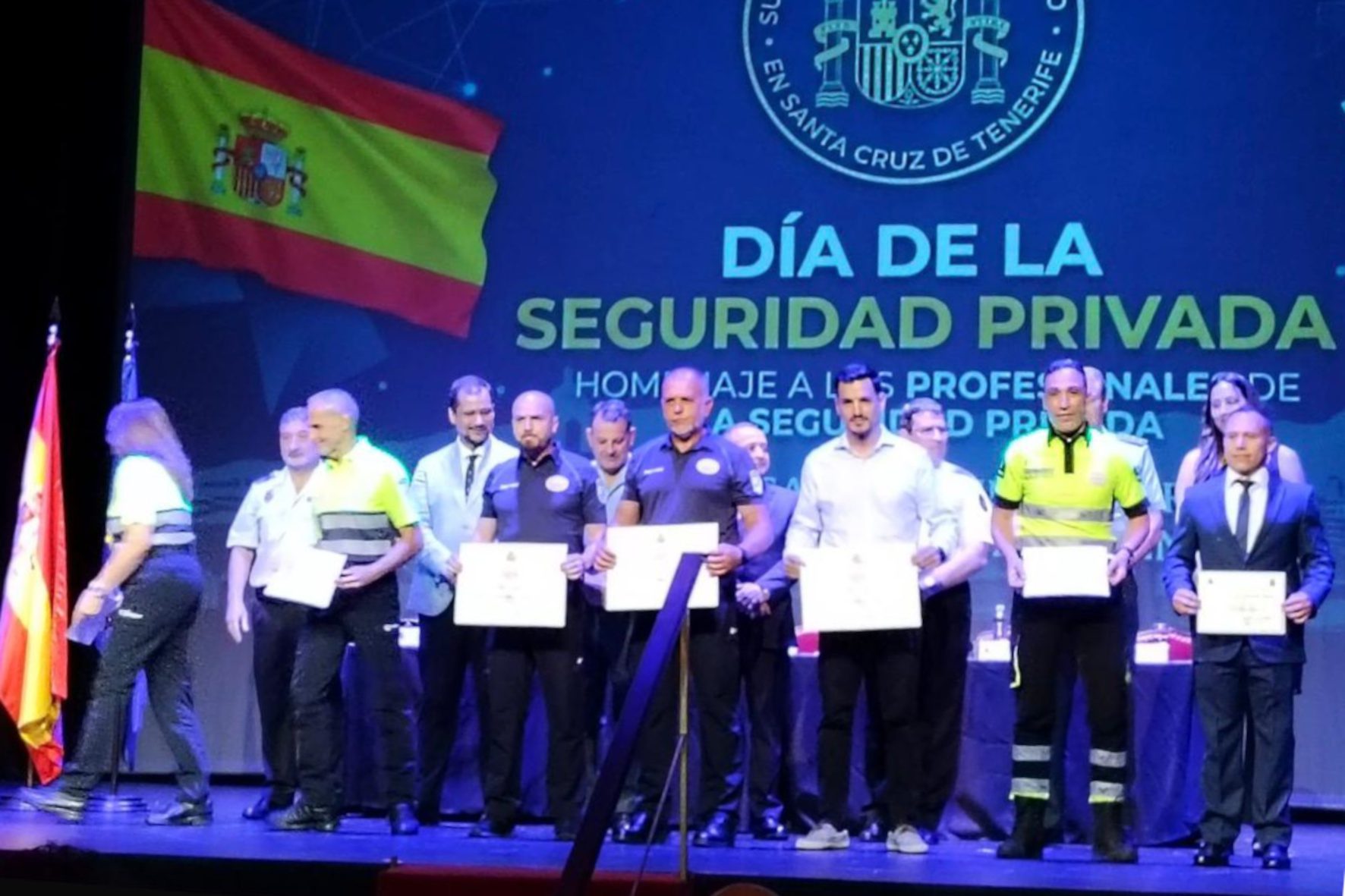 La delegación del Gobierno en Canarias distingue a dos agentes de vigilancia privada del aeropuerto de El Hierro
