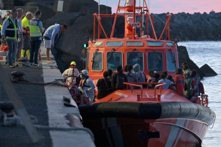 Salvamento Marítimo rescata un cayuco con 97 personas a bordo, en aguas próximas a El Hierro