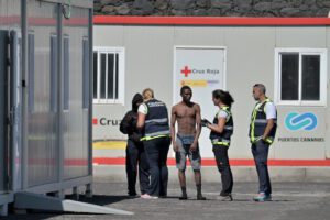 Salvamento Marítimo rescata un cayuco con 55 personas a bordo, en aguas próximas a El Hierro