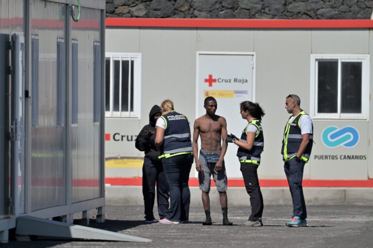 Salvamento Marítimo rescata un cayuco con 55 personas a bordo, en aguas próximas a El Hierro