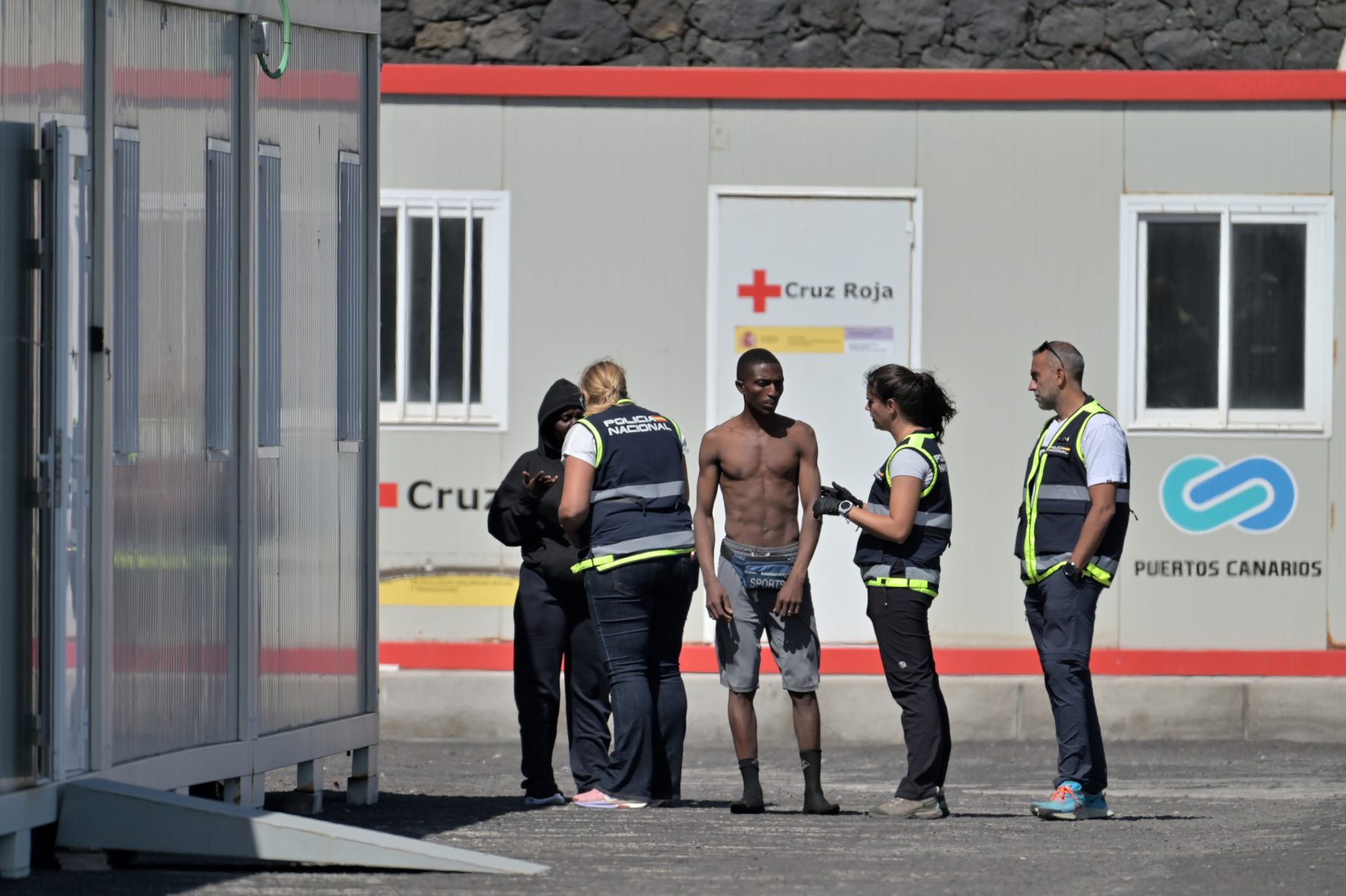 Salvamento Marítimo rescata un cayuco con 55 personas a bordo, en aguas próximas a El Hierro