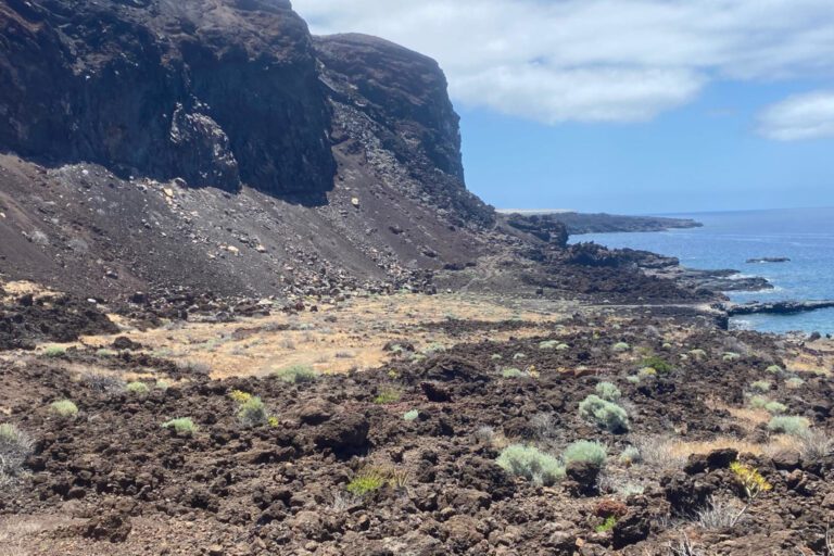 El Ayuntamiento de El Pinar acuerda con la plataforma “Salvar Tacorón” desestimar la instalación de 115 tumbonas de hormigón en este espacio natural
