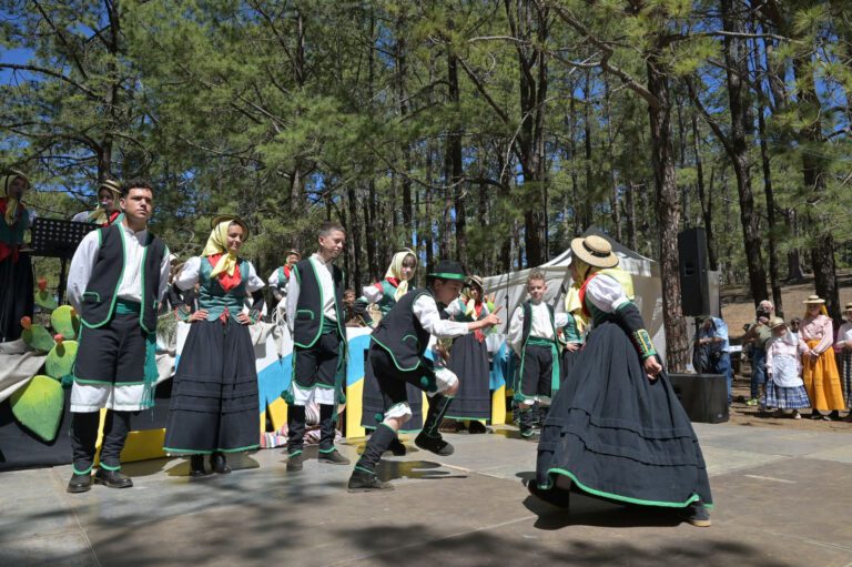 Más de mil personas celebran el Día de Canarias en La Hoya del Morcillo