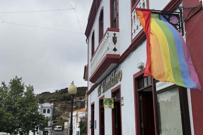 El Ayuntamiento de El Pinar y numerosos locales de ocio y restauración del municipio lucen la bandera arcoíris en conmemoración del Orgullo LGTBIQ+