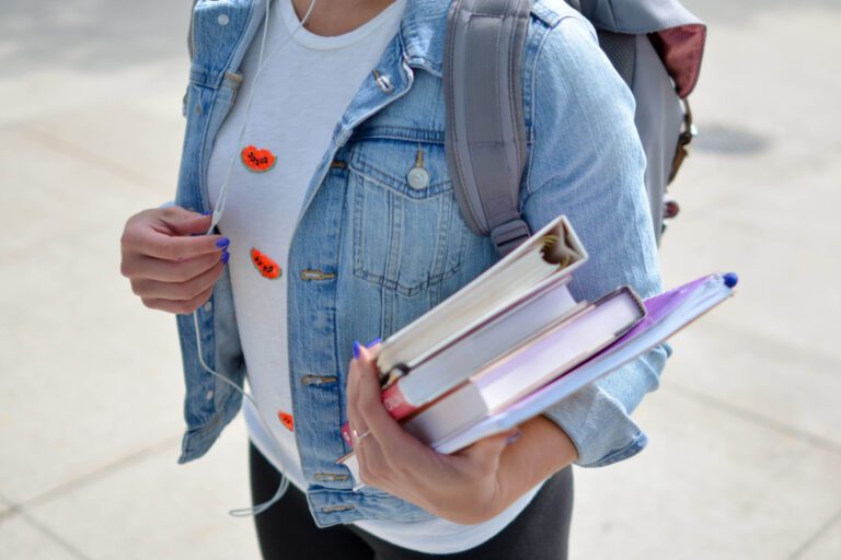El Cabildo abre el plazo de justificación de las becas al transporte para estudiantes herreños