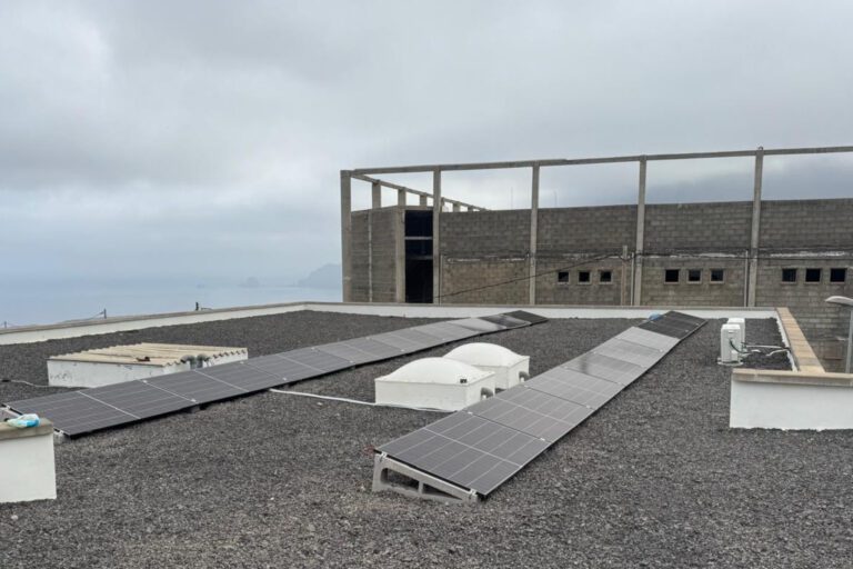 El Cabildo instala una planta fotovoltaica de autoconsumo en el Centro de Día Ezeró