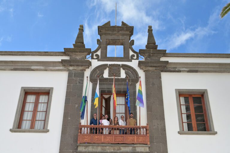 Valverde iza la bandera arcoíris dentro de los actos del Orgullo LGTBIQA+