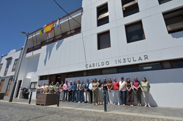 El Cabildo celebra un minuto de silencio por las víctimas, desaparecidos y damnificados de la catástrofe sísmica en Venezuela
