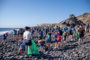 Fred. Olsen Express moviliza a más de 90 voluntarios en una acción de limpieza del litoral en tres playas entre Arafo y Güímar