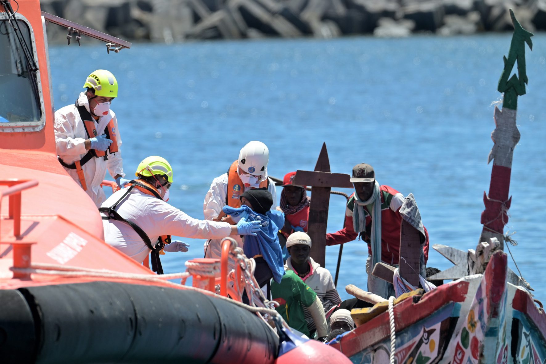 Salvamento Marítimo rescata un cayuco con 40 personas a bordo, en aguas próximas a El Hierro