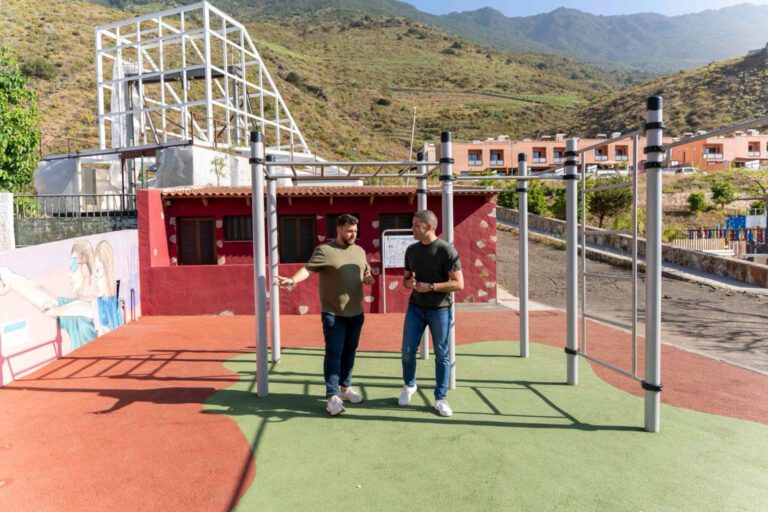 El Ayuntamiento de La Frontera instala un nuevo parque de calistenia en la plaza Benito Padrón