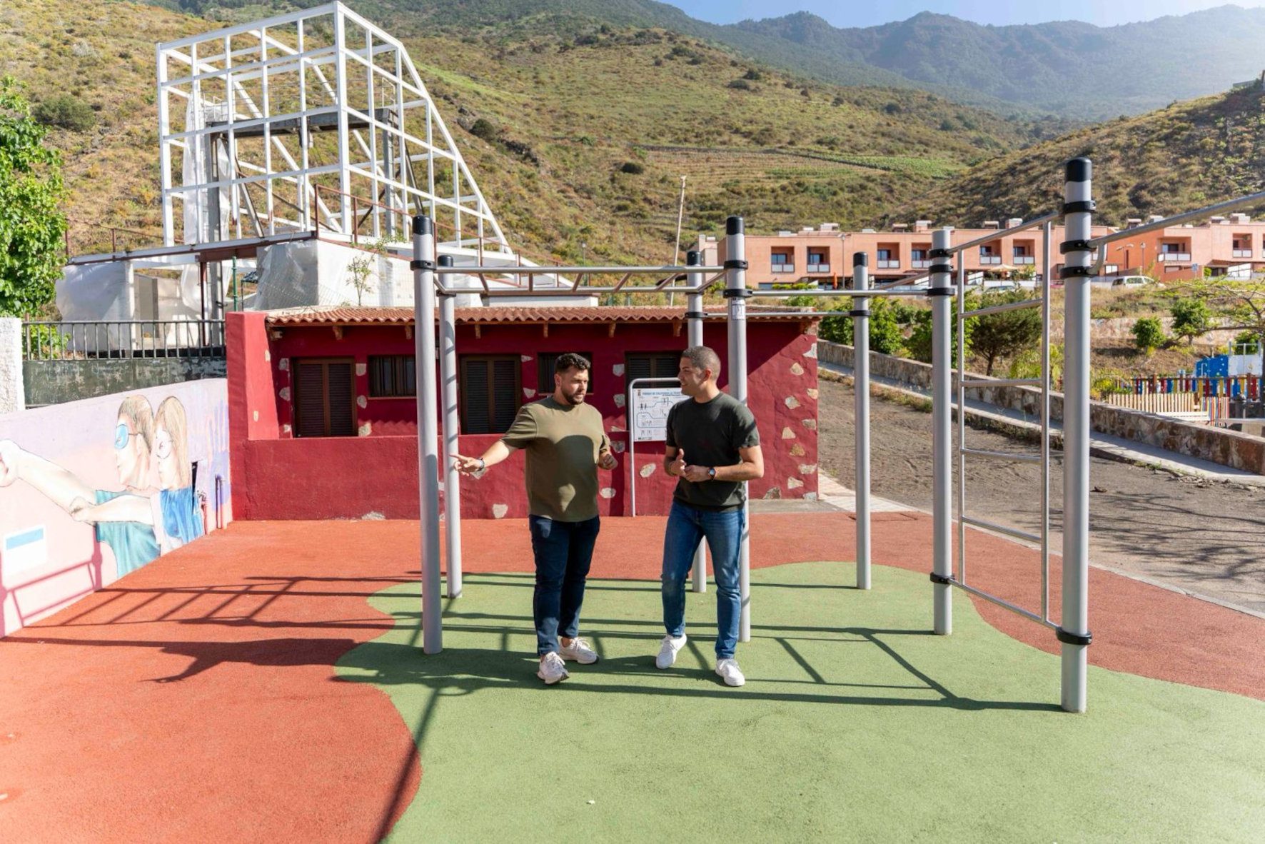 El Ayuntamiento de La Frontera instala un nuevo parque de calistenia en la plaza Benito Padrón