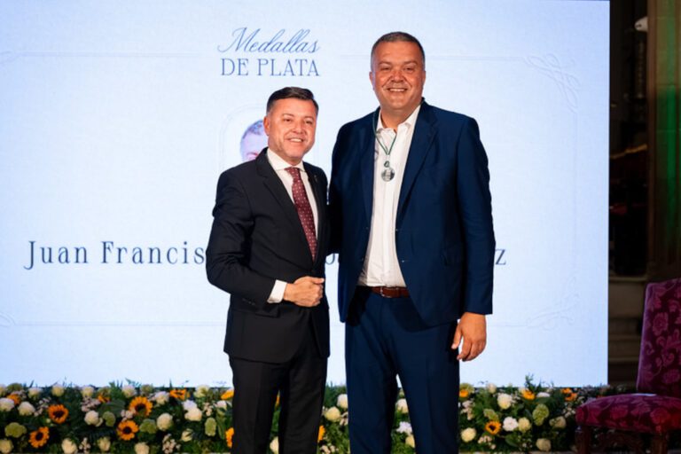 El Ayuntamiento de Gáldar impone la medalla de plata del municipio a Francisco Mendoza por su labor humanitaria