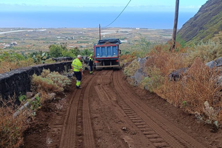 El Cabildo ejecuta trabajos de reparación y acondicionamiento en la pista de Pie de Risco en La Frontera