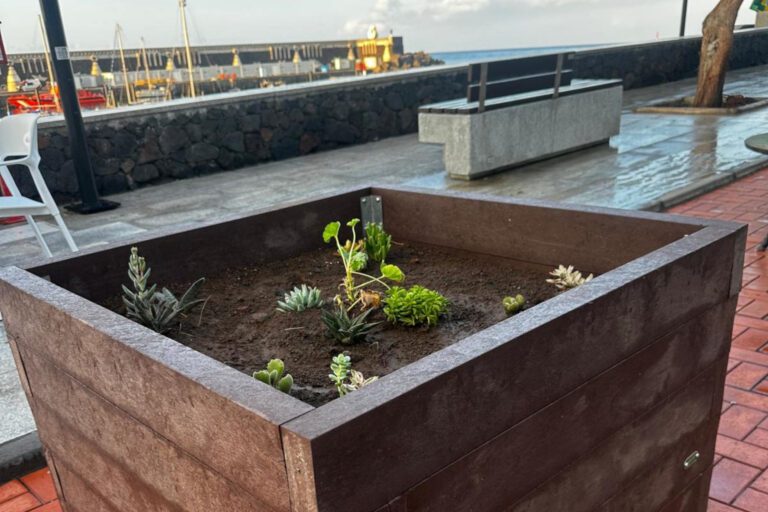 El Ayuntamiento de El Pinar instala nuevas jardineras en la Avenida Marítima de La Restinga