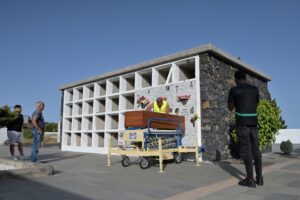 Hoy ha sido inhumada la inmigrante que llegó fallecida ayer a El Hierro a bordo de un cayuco con 165 personas