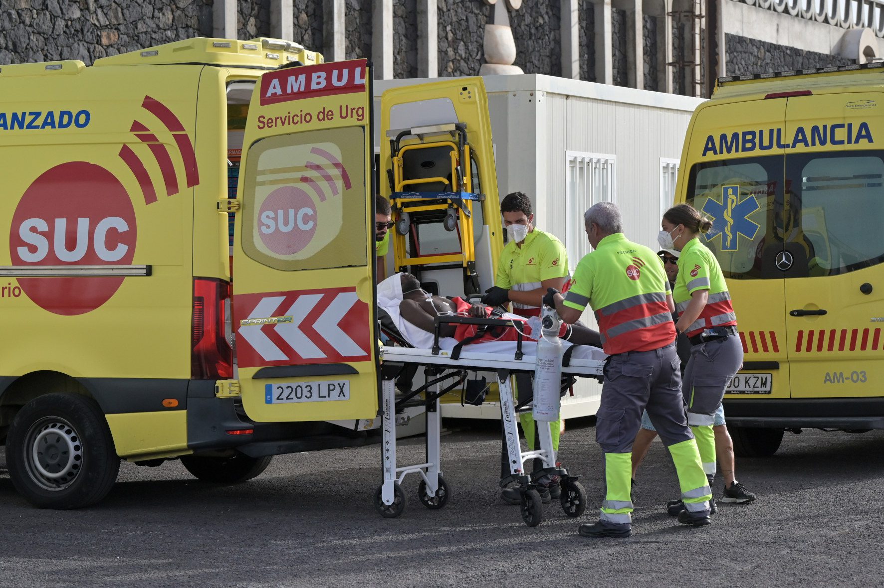 Catorce personas continúan ingresadas en el Hospital Insular Nuestra Señora de los Reyes tras su llegada ayer a El Hierro en un cayuco