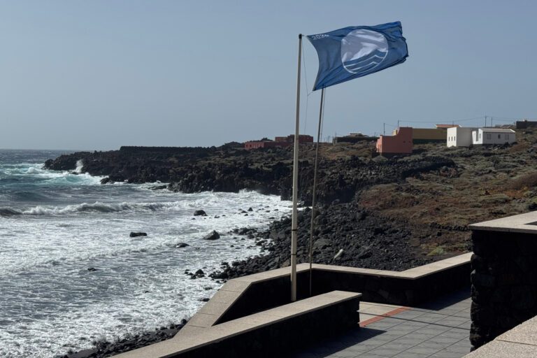 La playa de Timijiraque iza su Bandera Azul