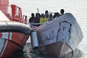 Salvamento Marítimo rescata un cayuco con 78 personas a bordo, en aguas próximas a El Hierro