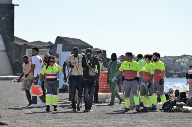 Salvamento Marítimo rescata un cayuco con 95 personas a bordo, en aguas cercanas a El Hierro