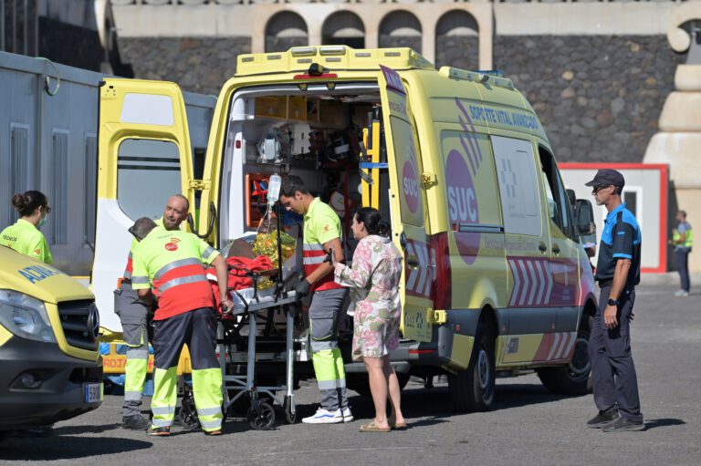 Salvamento Marítimo rescata un cayuco con 131 personas a bordo, en aguas próximas a El Hierro