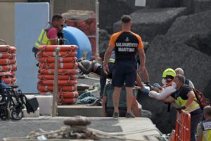 Salvamento Marítimo rescata un cayuco con 165 personas a bordo, en aguas próximas a El Hierro