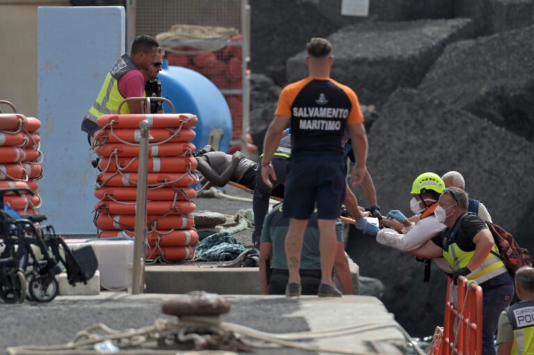 Salvamento Marítimo rescata un cayuco con 165 personas a bordo, en aguas próximas a El Hierro