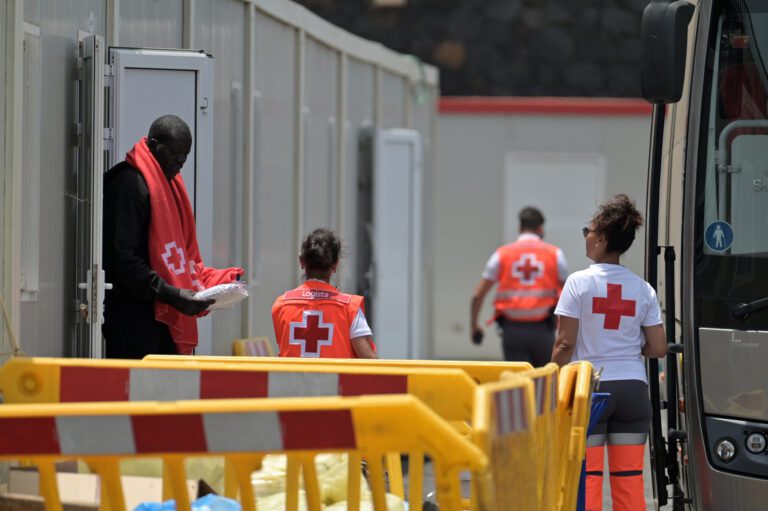 Salvamento Marítimo rescata un cayuco con 54 personas a bordo, en aguas próximas a El Hierro