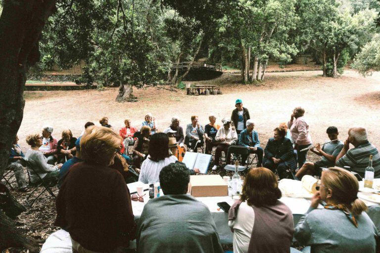 Medio centenar de mayores participa de una jornada de convivencia en La Hoya del Pino