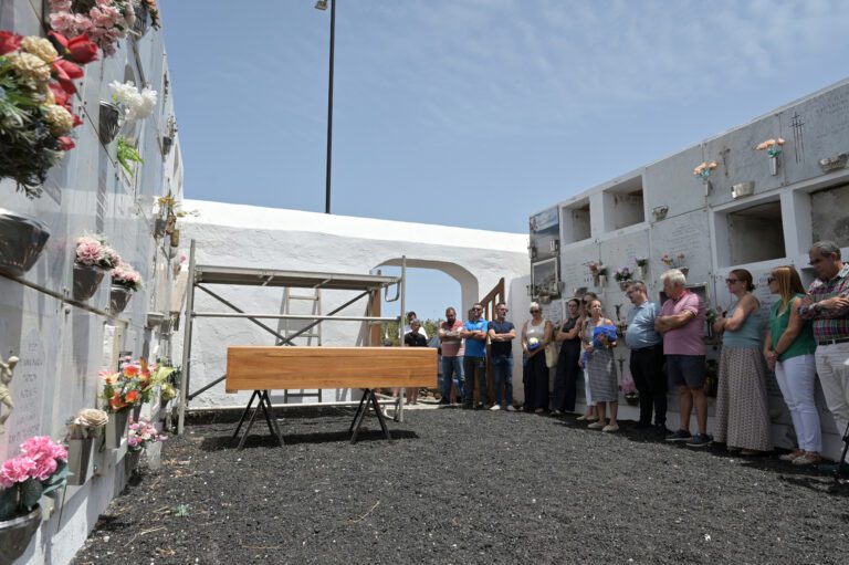 Hoy ha sido inhumado el inmigrante que falleció ayer en El Hierro, tras su llegada a la isla el pasado 22 de julio, en cayuco con 165 personas