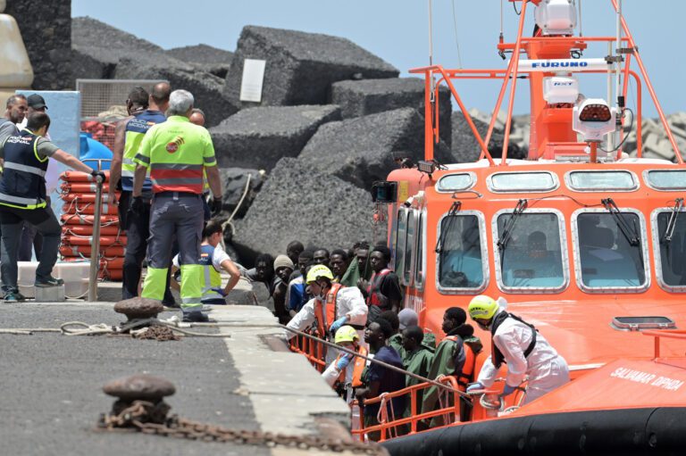 Salvamento Marítimo rescata a los 133 tripulantes de un cayuco que navegaba  en aguas cercanas a El Hierro