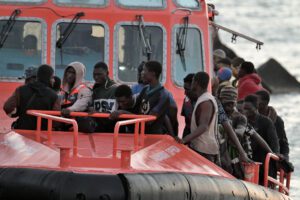 Salvamento Marítimo rescata un cayuco con 97 personas a bordo, a treinta y cuatro millas de El Hierro