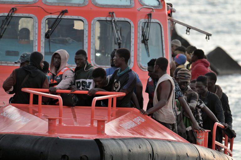 Salvamento Marítimo rescata un cayuco con 97 personas a bordo, a treinta y cuatro millas de El Hierro